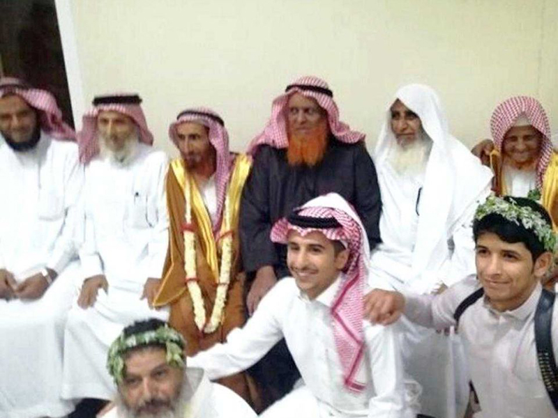 صورة: عجوز ثمانيني يتزوج شابة تصغره بأكثر من 50 عامًا في السعودية!